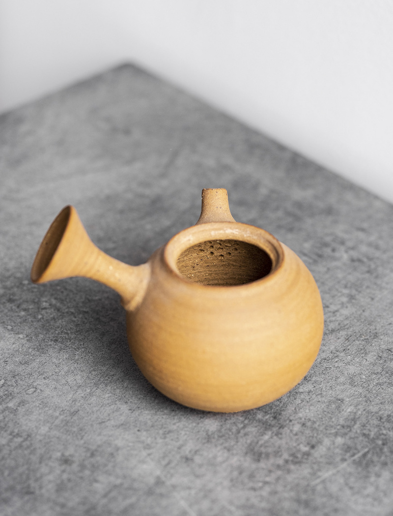 Yokode clay teapot by Inge Nielsen